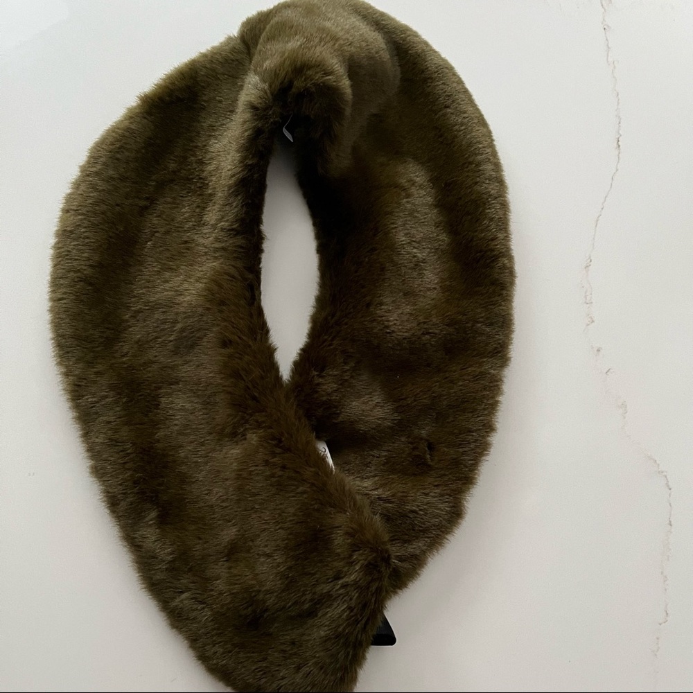 Faux Fur Collar Scarf in Olive Green Colour - Made in 🇨🇦 Canada